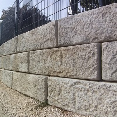 Robuste Gartenmauer mit modernem Gitterzaun – langlebig und pflegeleicht