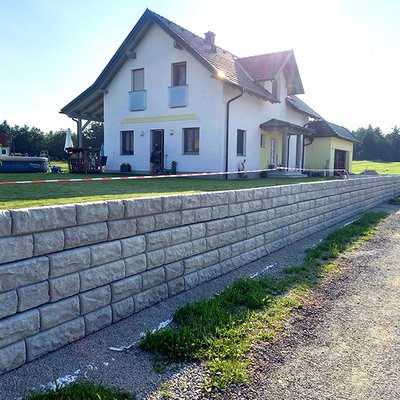 Robuste Hangbefestigung mit Betonblöcken – ideal zur Grundstücksabgrenzung beim Einfamilienhaus