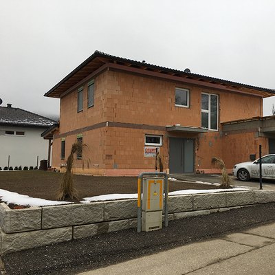 Stützmauer aus Beton schafft klare Grundstücksgrenze und hebt das Gartenniveau leicht an