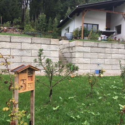 Sechs Reihen hohe Stützmauer begradigt das Gelände – mit integriertem Treppenaufgang