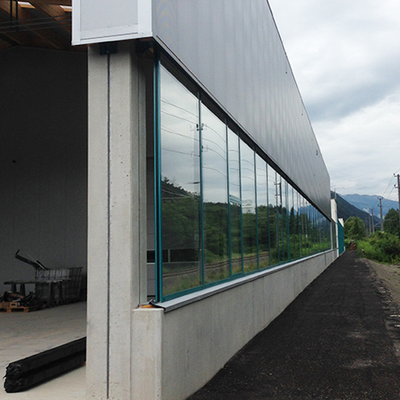 Moderner Hallenzubau mit großen Glasflächen und klaren Betonlinien in Osttirol