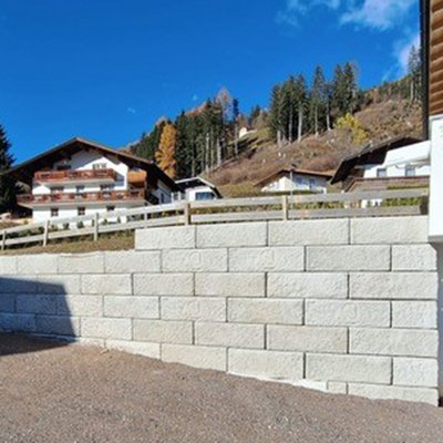 Stabile Hangabstützung mit Sichtbetonblöcken auf Grundstück in Hanglage in Sillian