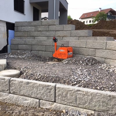 Stützmauer aus Beton gliedert das Grundstück in begehbare Ebenen mit stabilem Abschluss