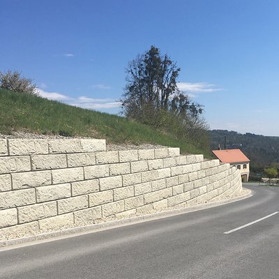Breitere Straße dank neuer Hangbefestigung mit massiver Stützwand aus Beton