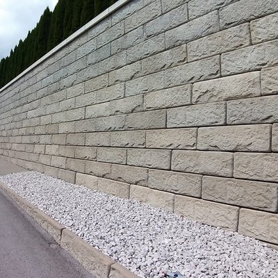 Die nachträglich aufgestockte Mauer ergänzt die Hangbefestigung um eine stabile Steinreihe