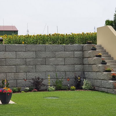 Gartenmauer mit integrierter Stiege – elegante Lösung nach Abtrag der Böschung
