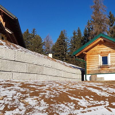 Beton-Stützwand sichert das Hanggrundstück – selbst bei Schnee und Frost stabil