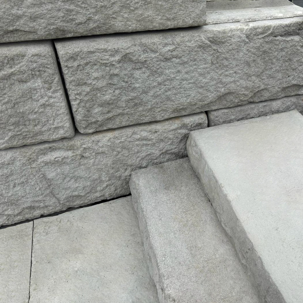 Funktion und Design vereint: die Stufen führen bequem zur höhergelegenen Gartenfläche