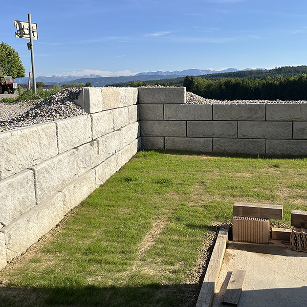 Stützwand als Gartenmauer und Abgrenzung zum benachbarten Feld