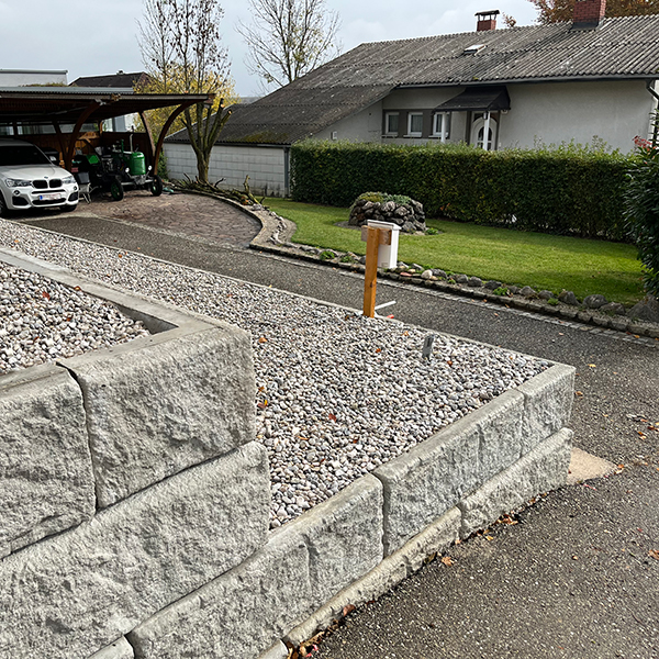 Terrassierte Stützmauer mit Treppe mit dem SW-Stützwandsystem