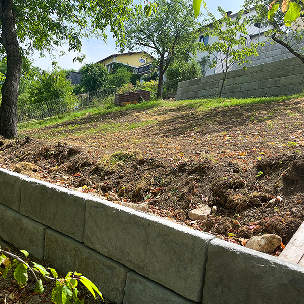 Steiles Grundstück mit Stützmauer terrassiert – neue Gartenfläche auf mehreren Ebenen geschaffen